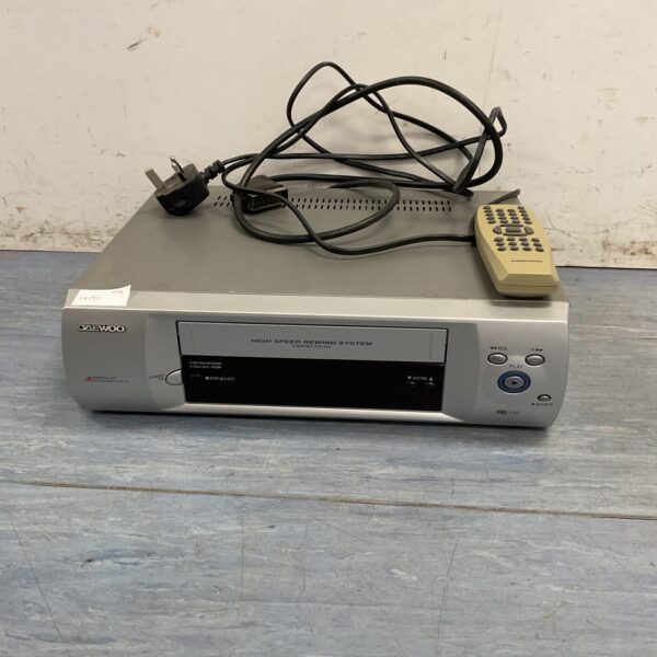 Daewoo high speedrewind system with remote, powers on untested further