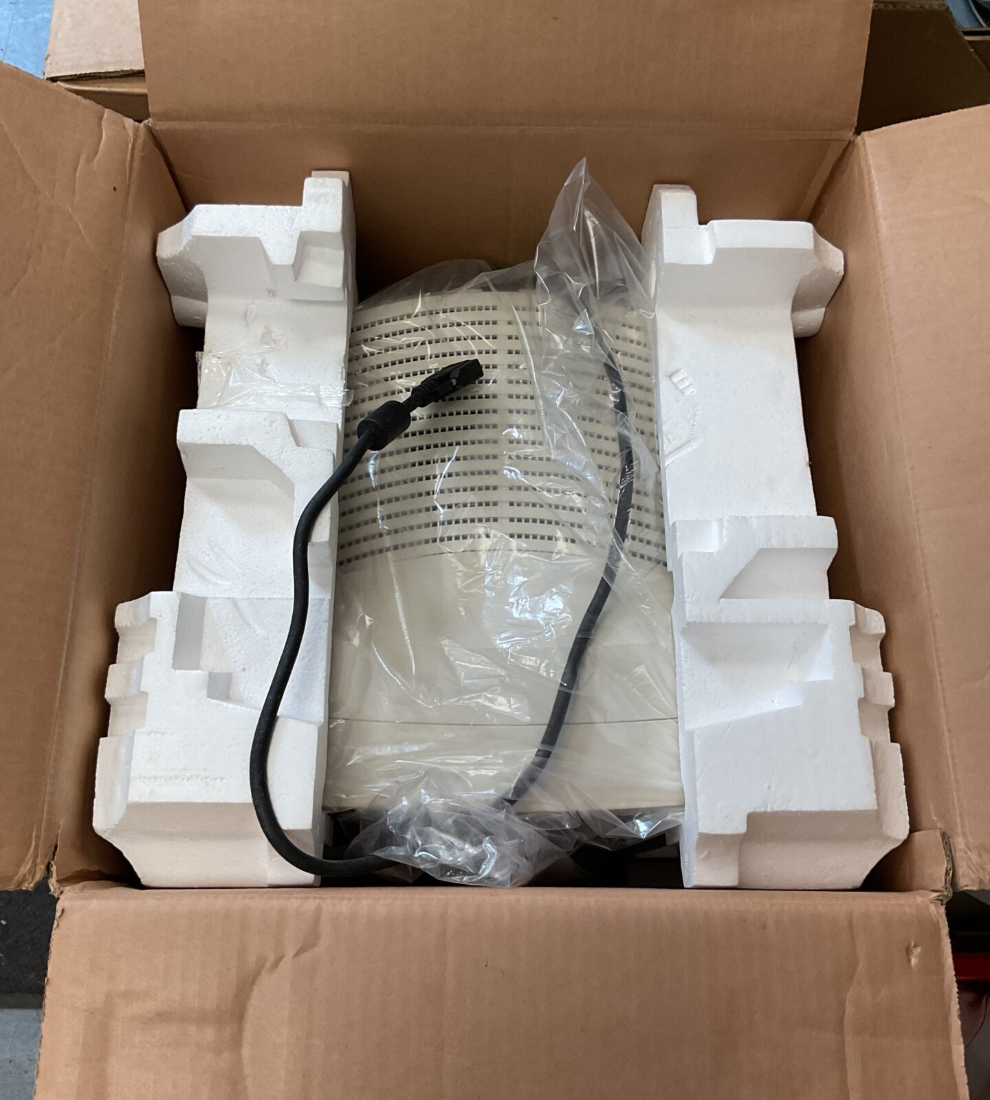 Axion 15” xga colour monitor boxed - Image 2