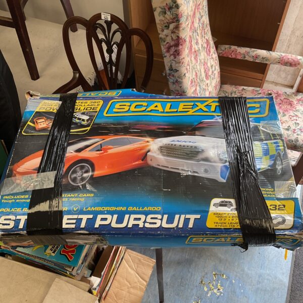 Scalextric street pursuit set complete with cars
