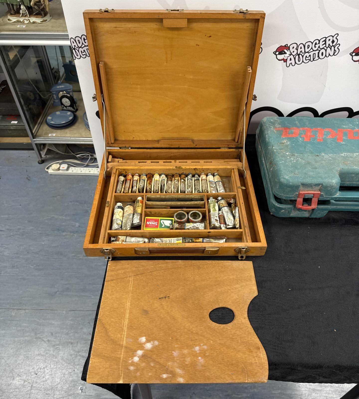 Windsor & newton artists paint box with contents & a Makita cordless drill (untested)