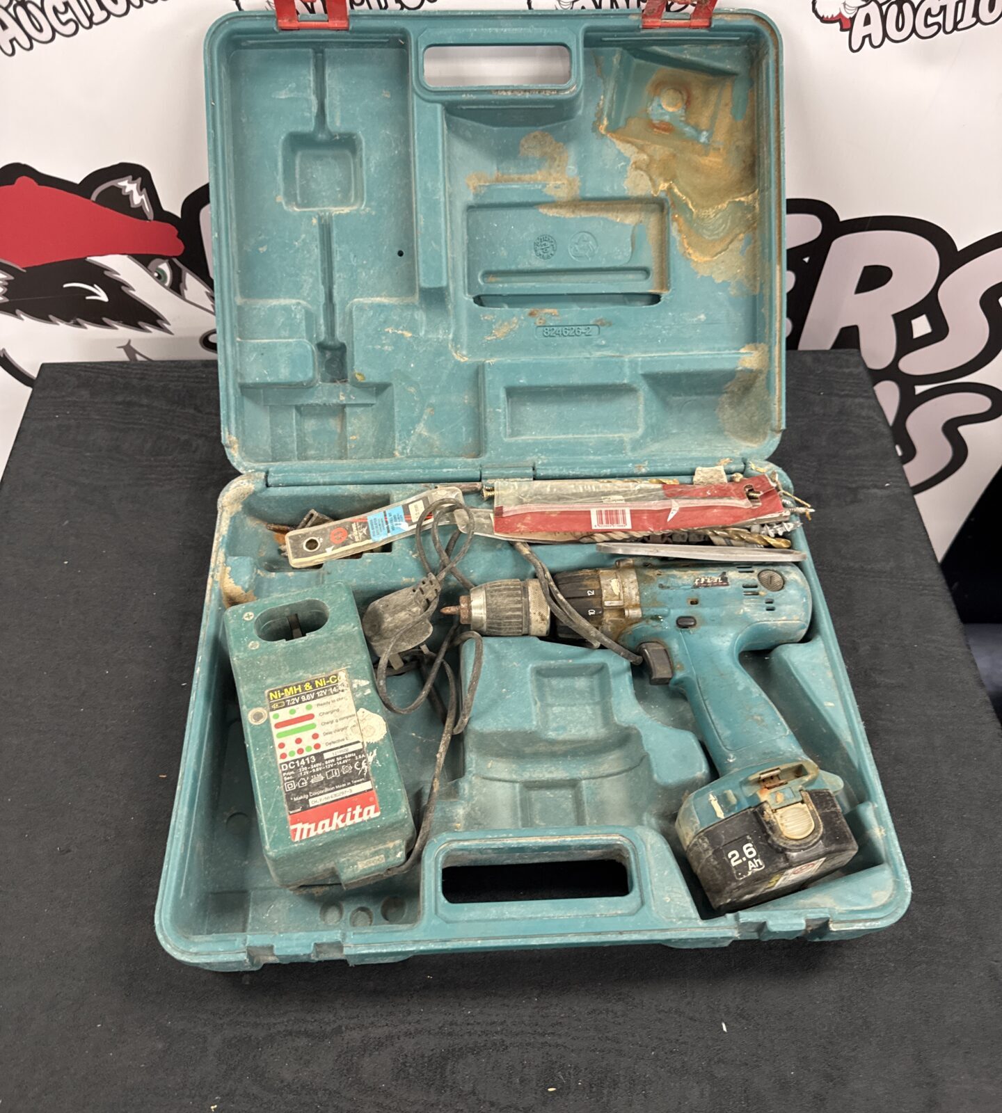Makita cordless drill with charger & battery - untested
