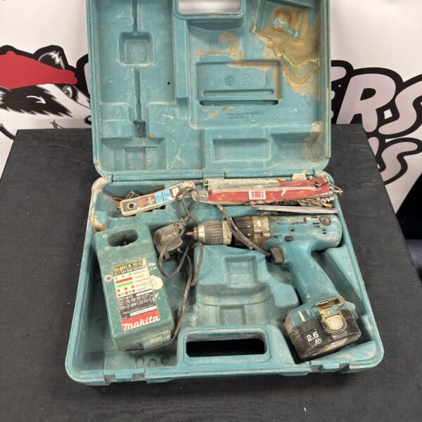 Makita cordless drill with charger & battery - untested