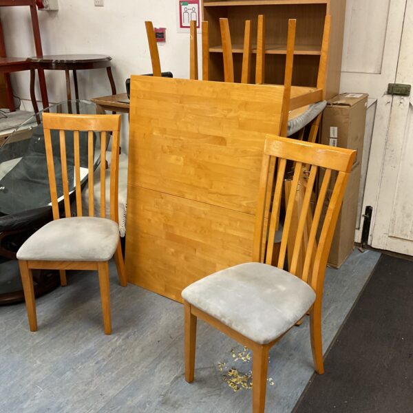 Light oak extending dining table with six chairs (one table leg support needs attention)