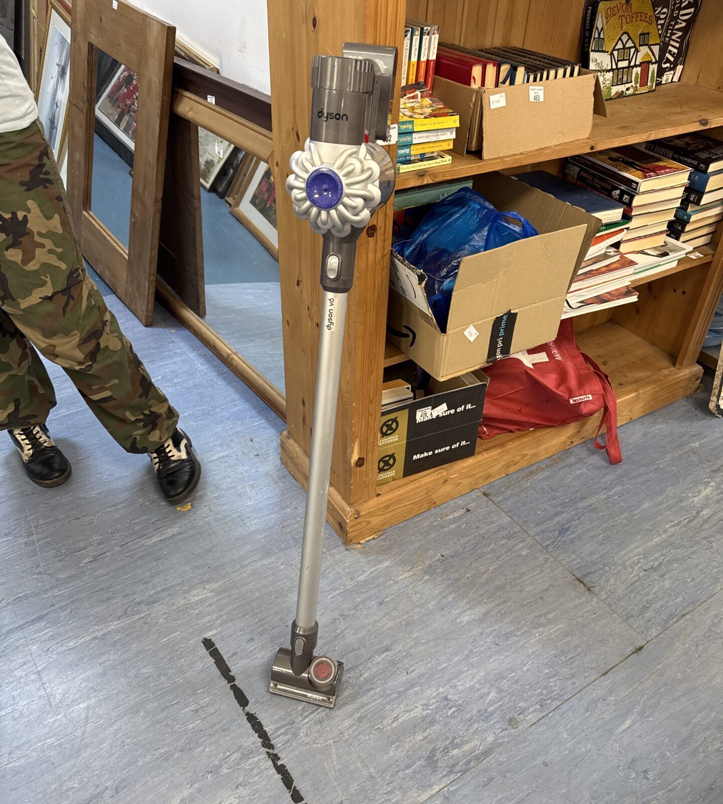 Dyson v6 cordless hoover - working, has hard floors head fitted