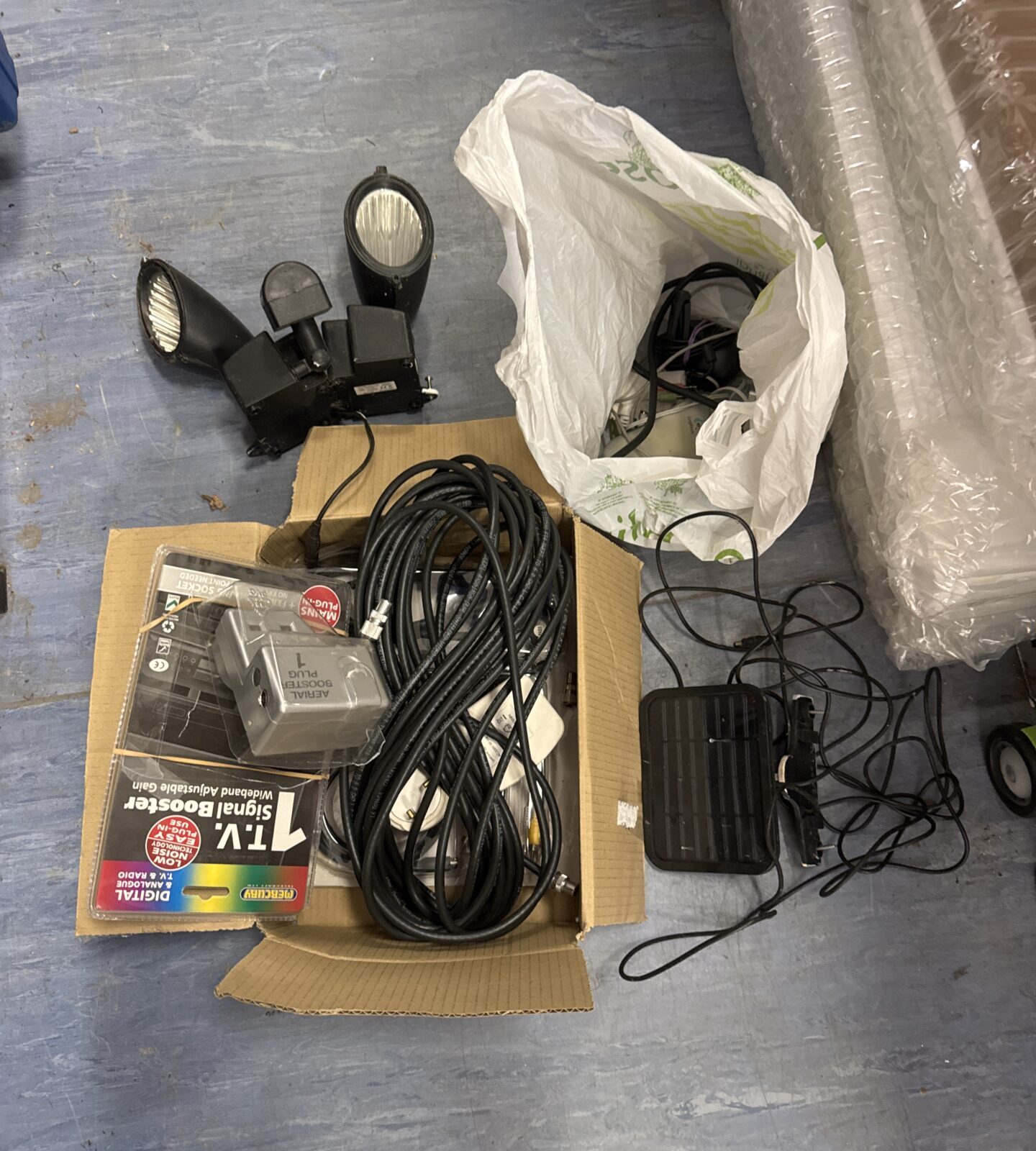 Box of mixed items inc tv aerial items, twin security lamp & others