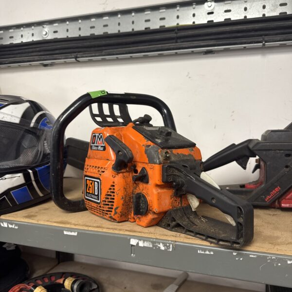 Oleo Mac petrol chainsaw - working