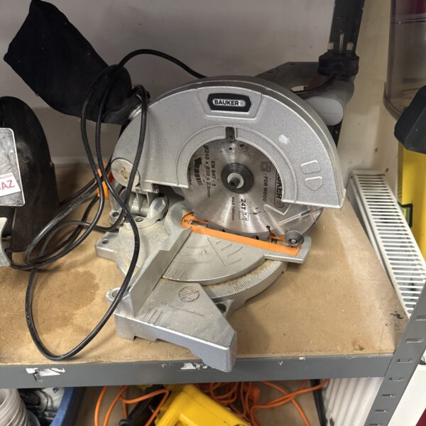 Bauker mitre saw - working