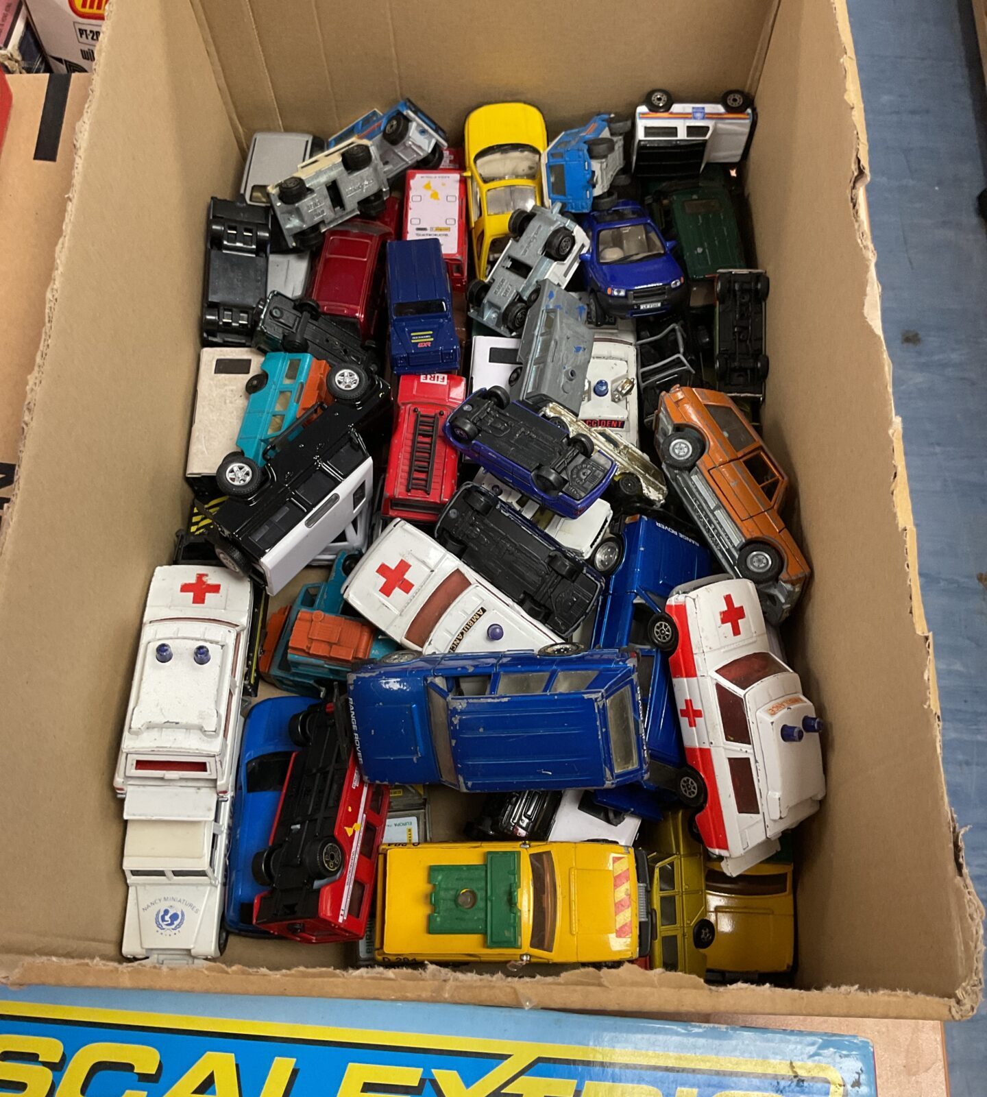 Box of mixed diecast models inc range rovers, land rovers and corgi