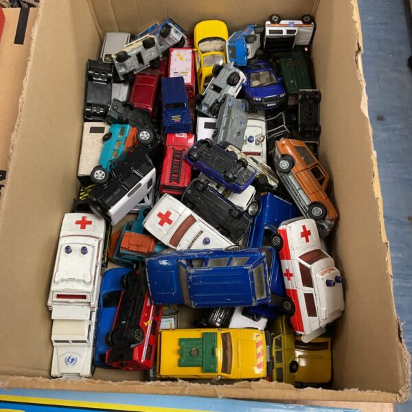 Box of mixed diecast models inc range rovers, land rovers and corgi