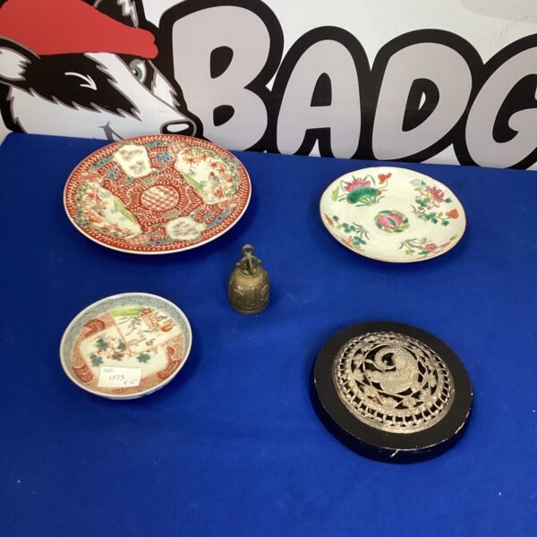 Five pieces of Japanese items inc pottery