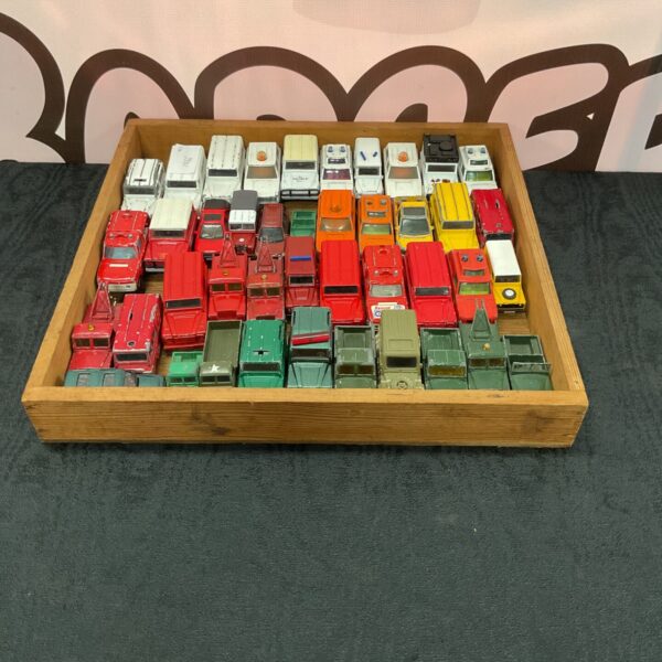 Box of mixed land rover diecast models inc corgi