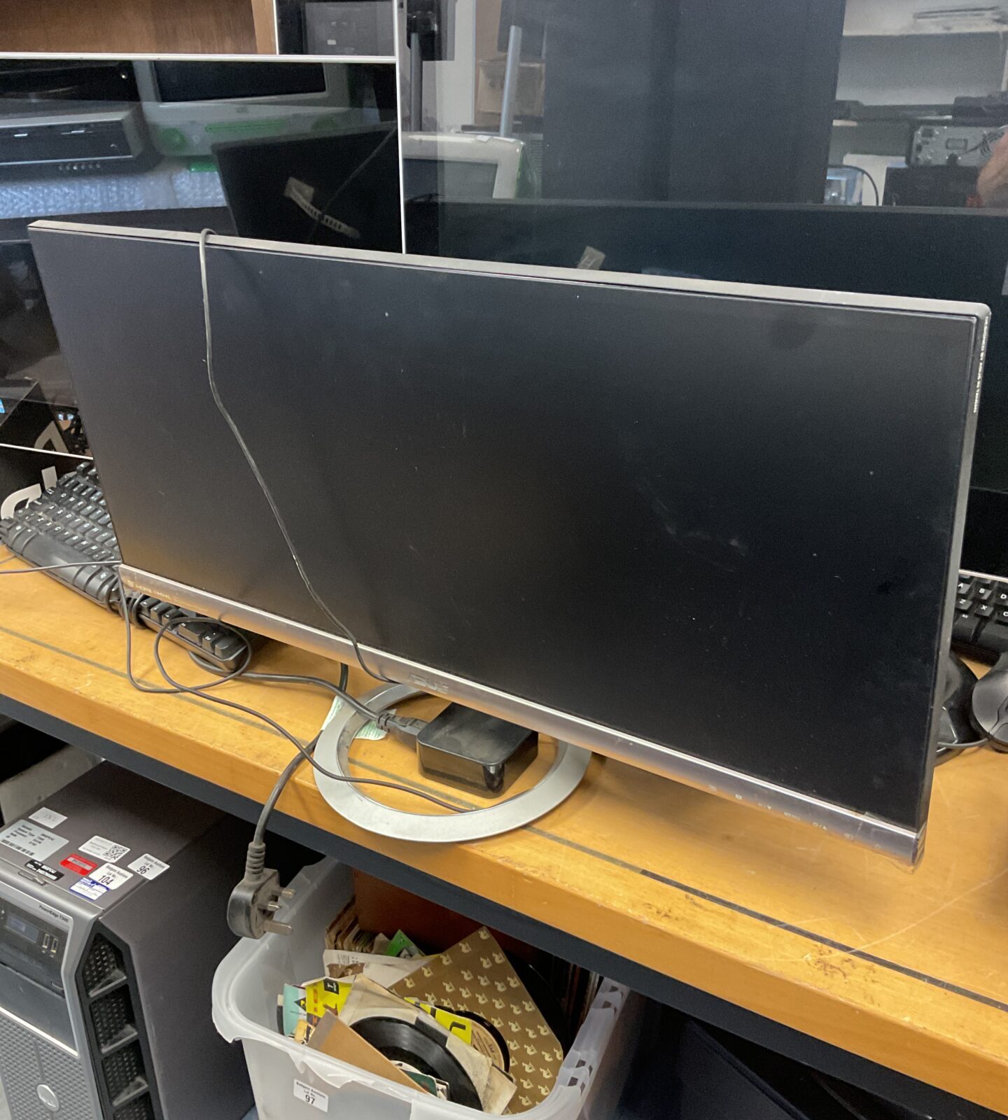 Asus widescreen lcd 4k monitor working (has linebof dead pixels)
