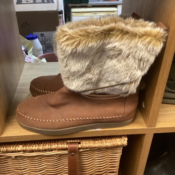 Pair of toms faux fur lined boots size 8