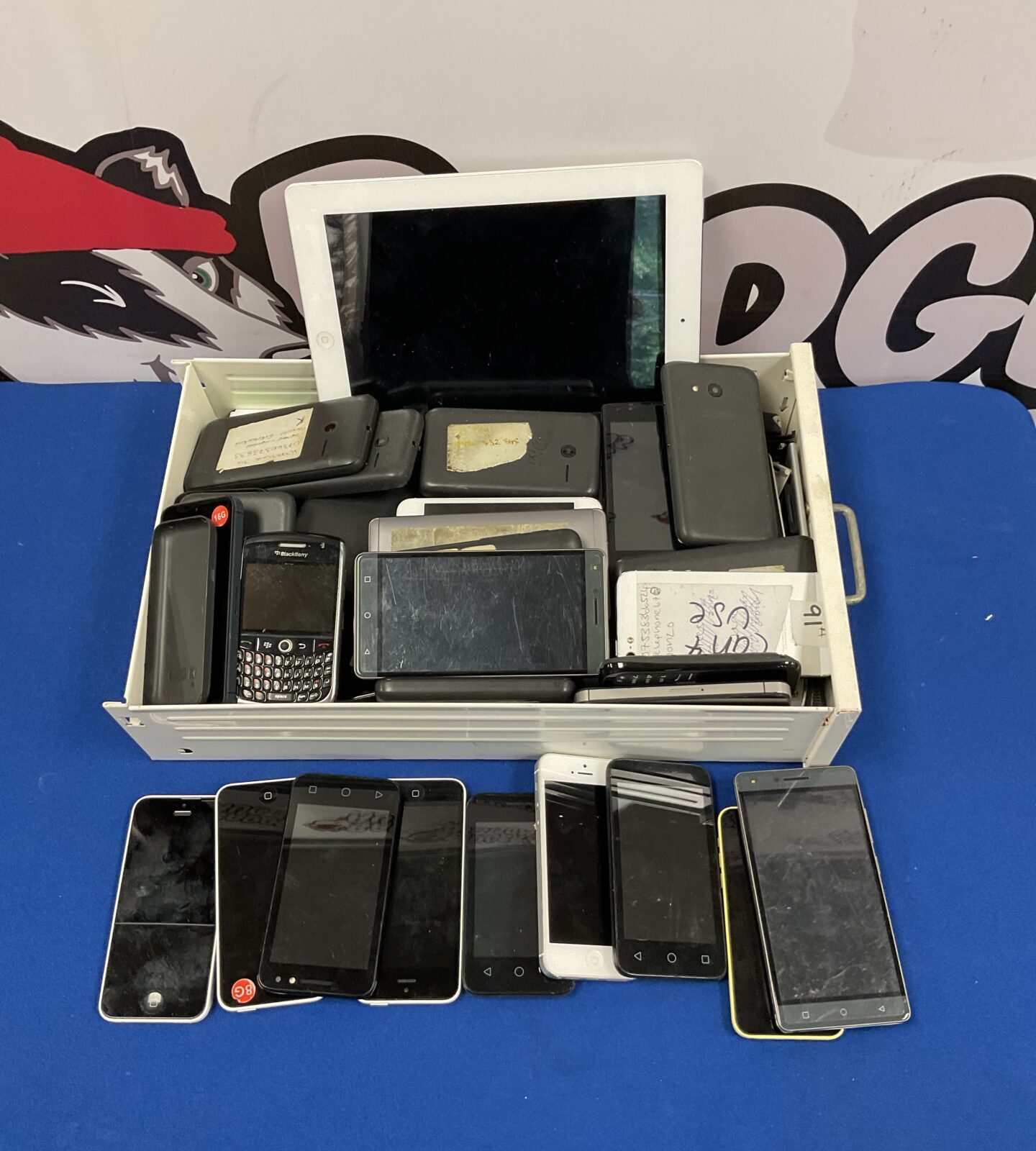 Tray of mobile phones & tables including apple iphones