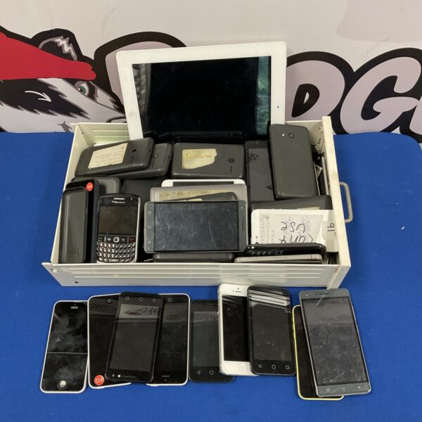 Tray of mobile phones & tables including apple iphones