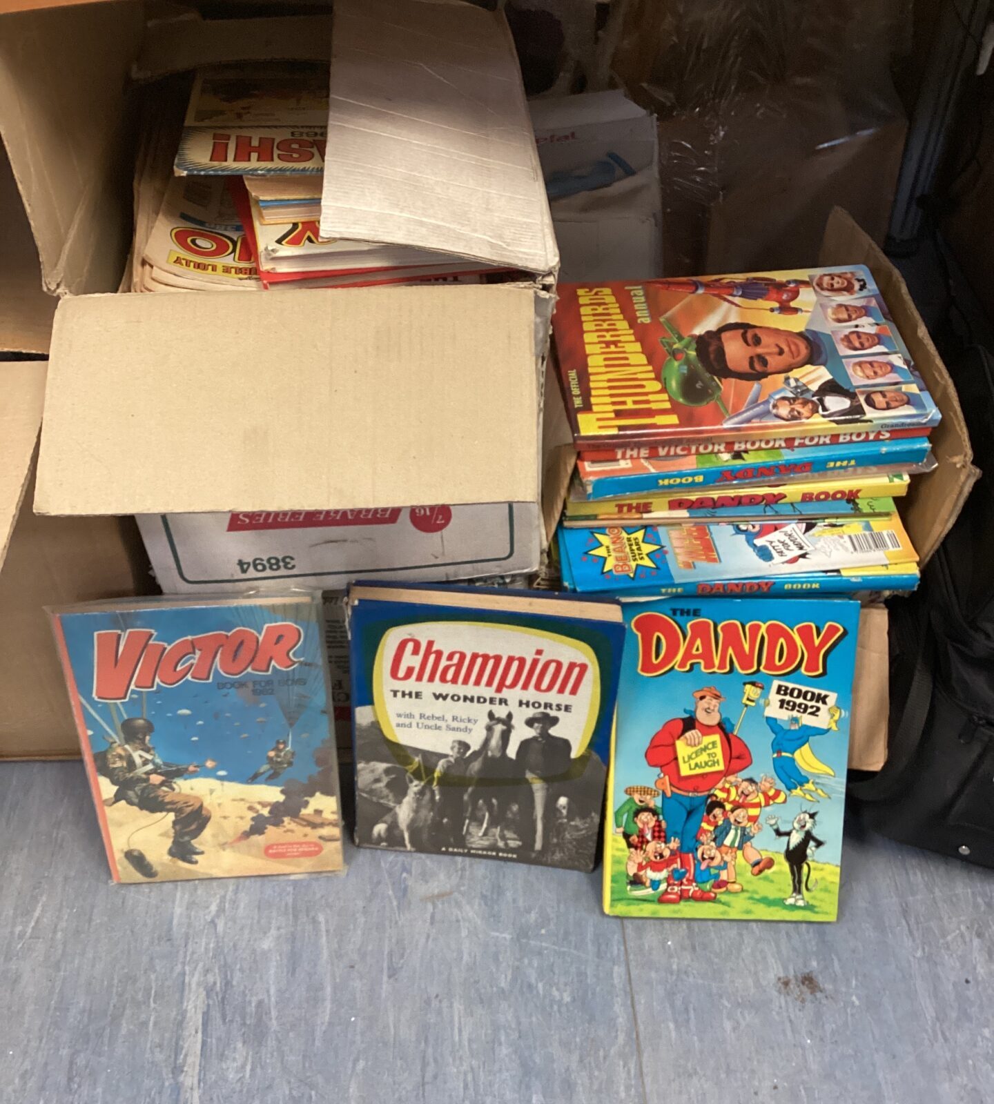 Large bundle of annuals & comics inc the dandy, victor & beano