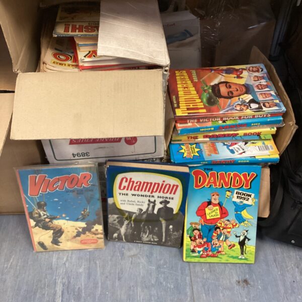Large bundle of annuals & comics inc the dandy, victor & beano
