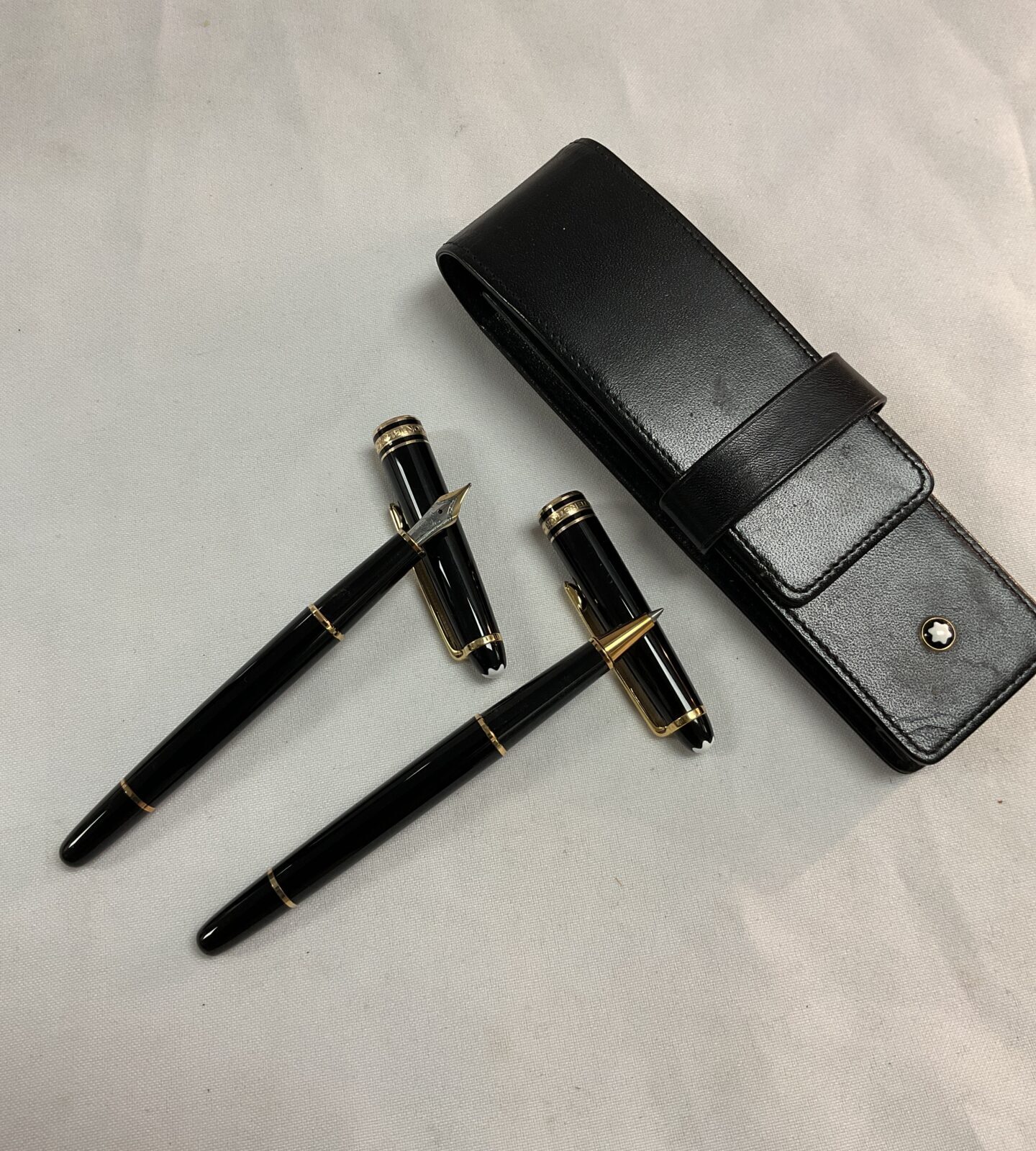 Monte Blanc fountain pen and ballpoint pen set in leather case