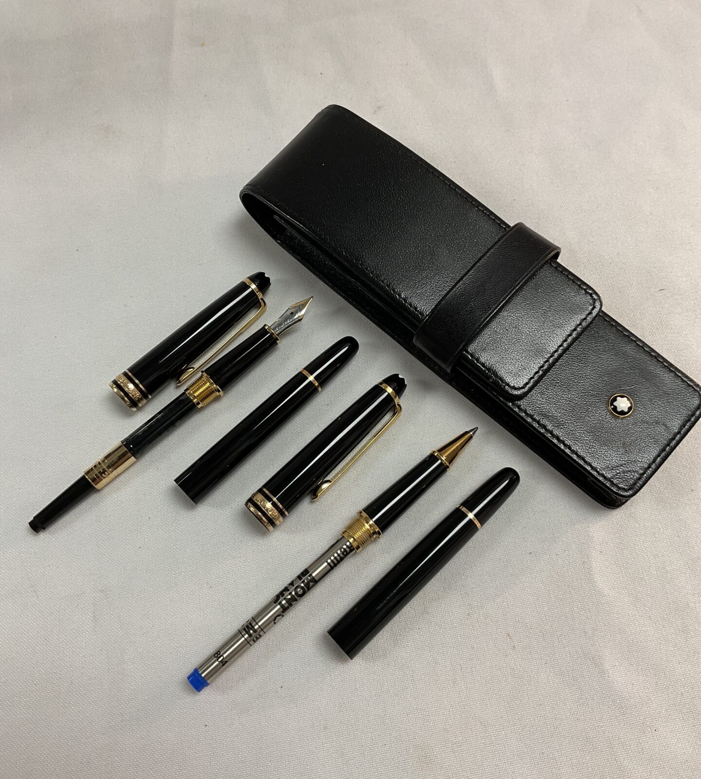 Monte Blanc fountain pen and ballpoint pen set in leather case - Image 2