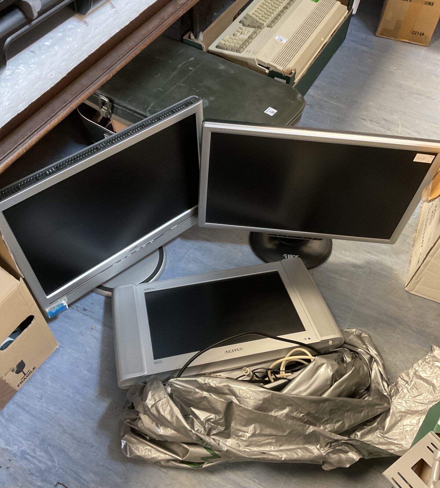 Samsung hd lcd tv with philips & gnr hd computer monitors