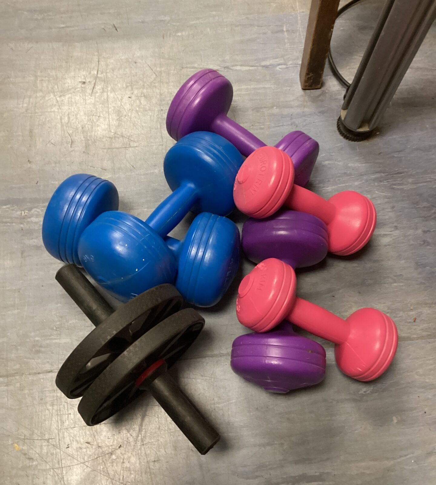 Set of dumbbells with rolling exercise machine
