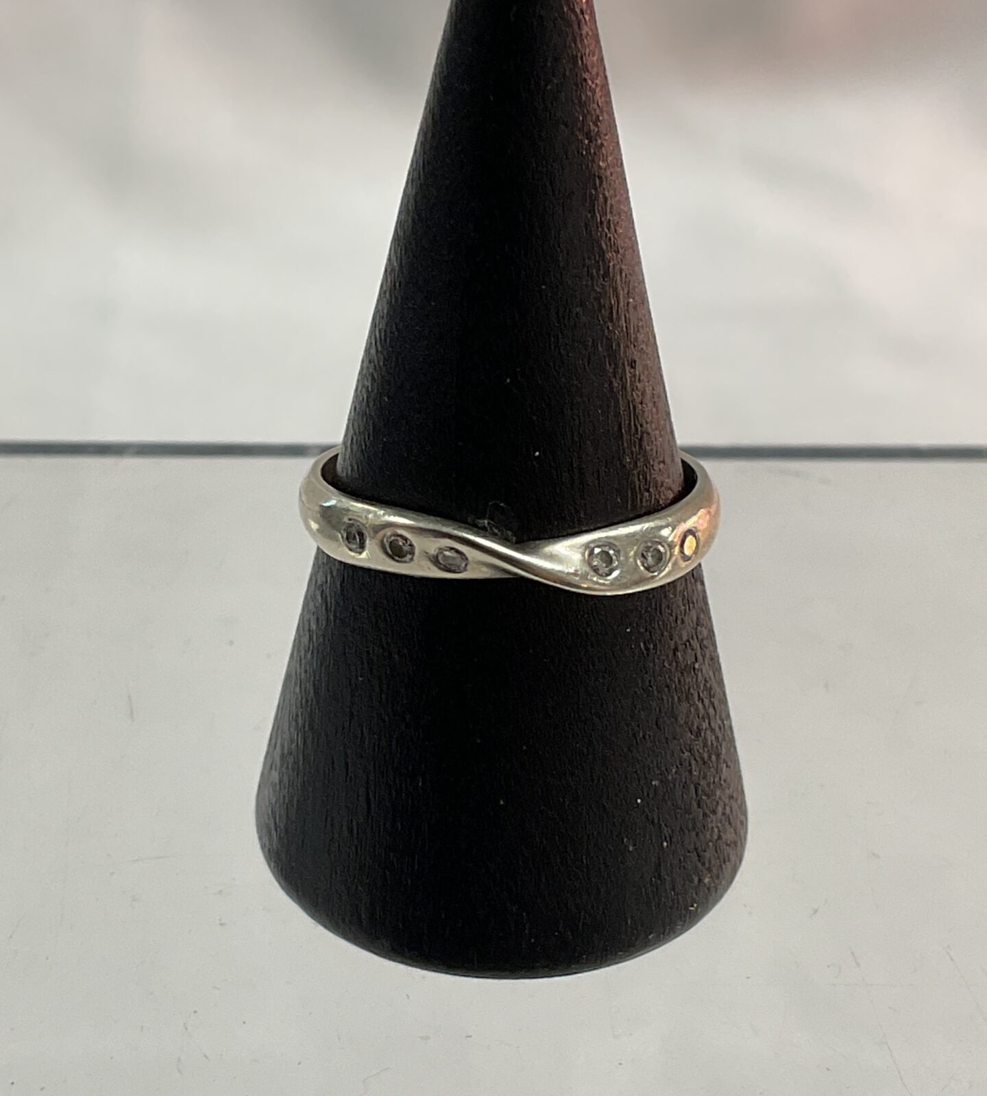 9ct white gold crossover ring set with six diamonds size O 2.02g gross
