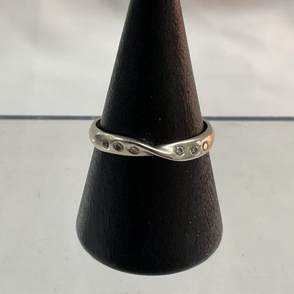 9ct white gold crossover ring set with six diamonds size O 2.02g gross
