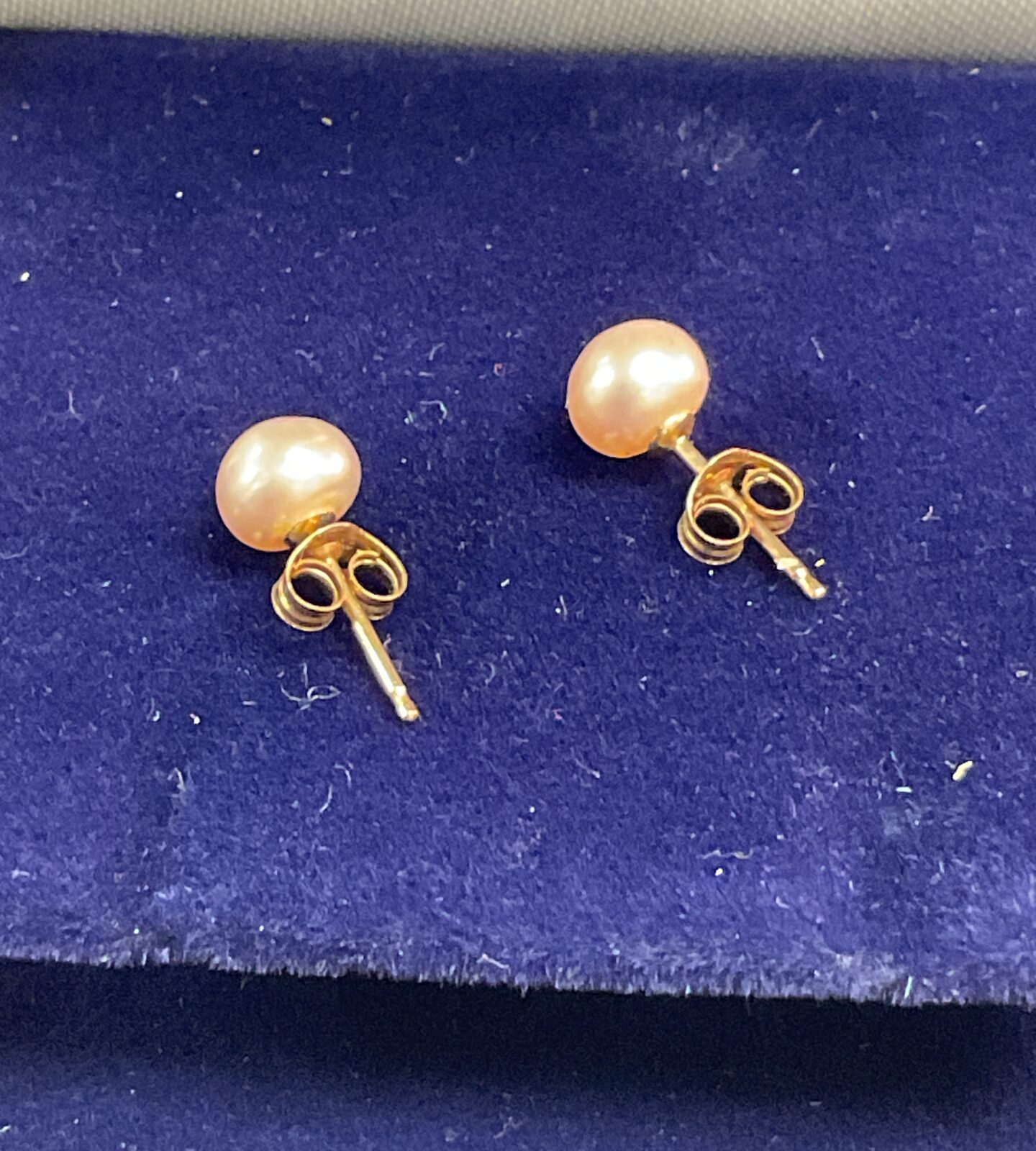 pair of 9 carat gold hallmark 375 pearl stud earrings