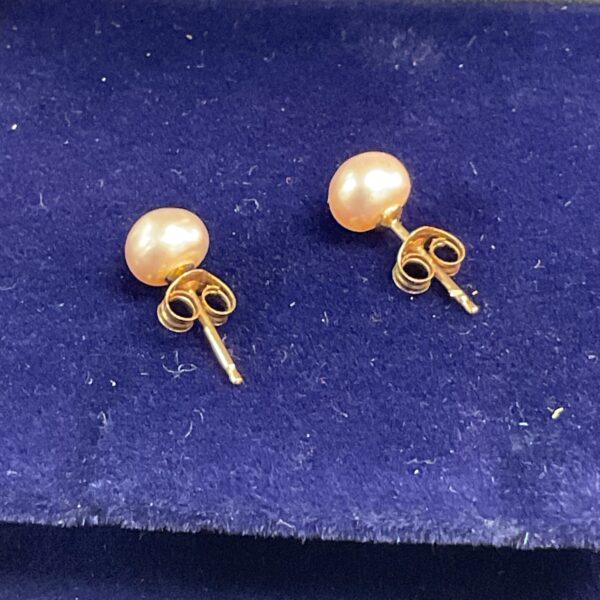 pair of 9 carat gold hallmark 375 pearl stud earrings