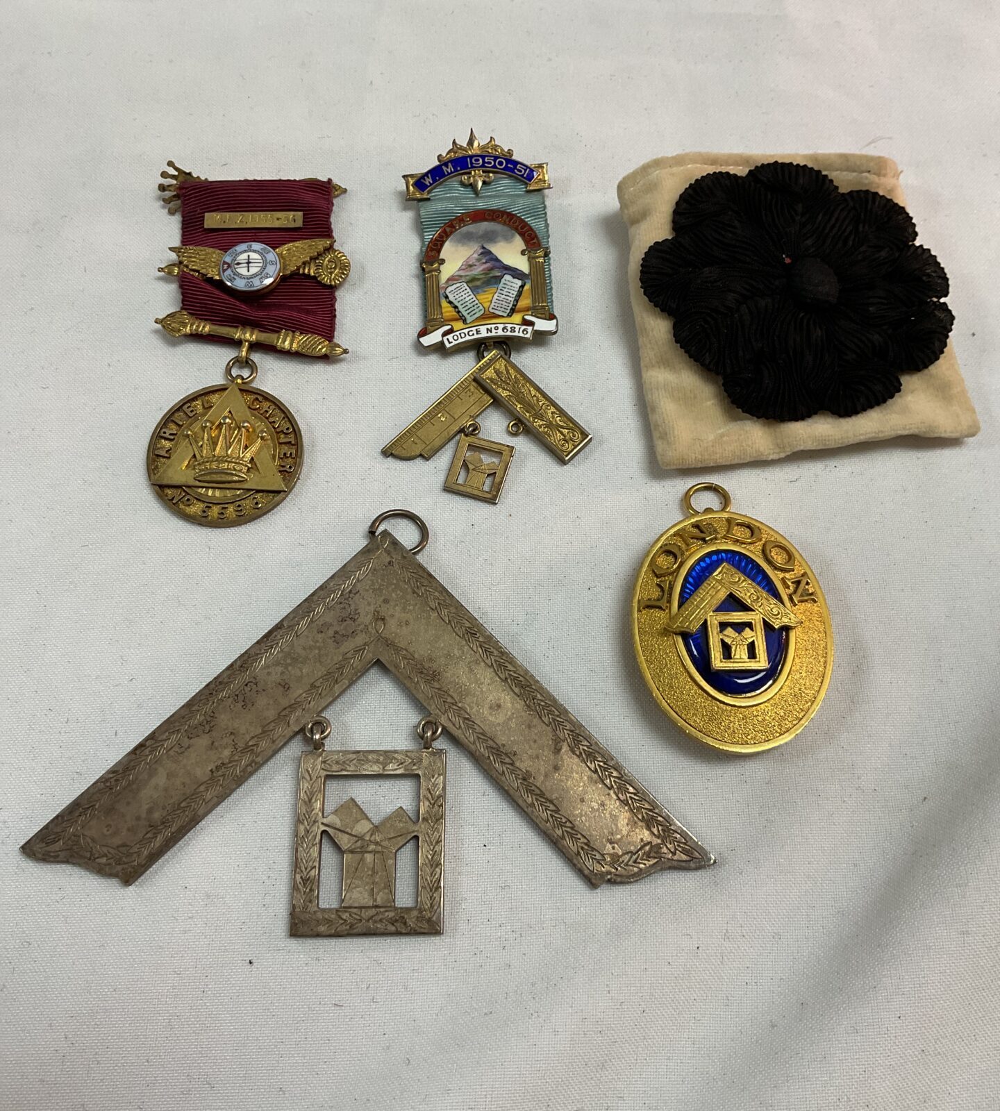 Collection of Masonic jewels inc Ariel chapter and worshipfull master jewels