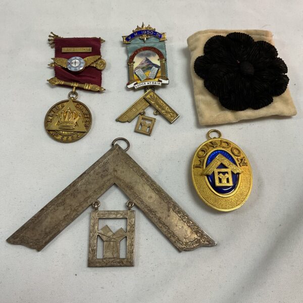 Collection of Masonic jewels inc Ariel chapter and worshipfull master jewels