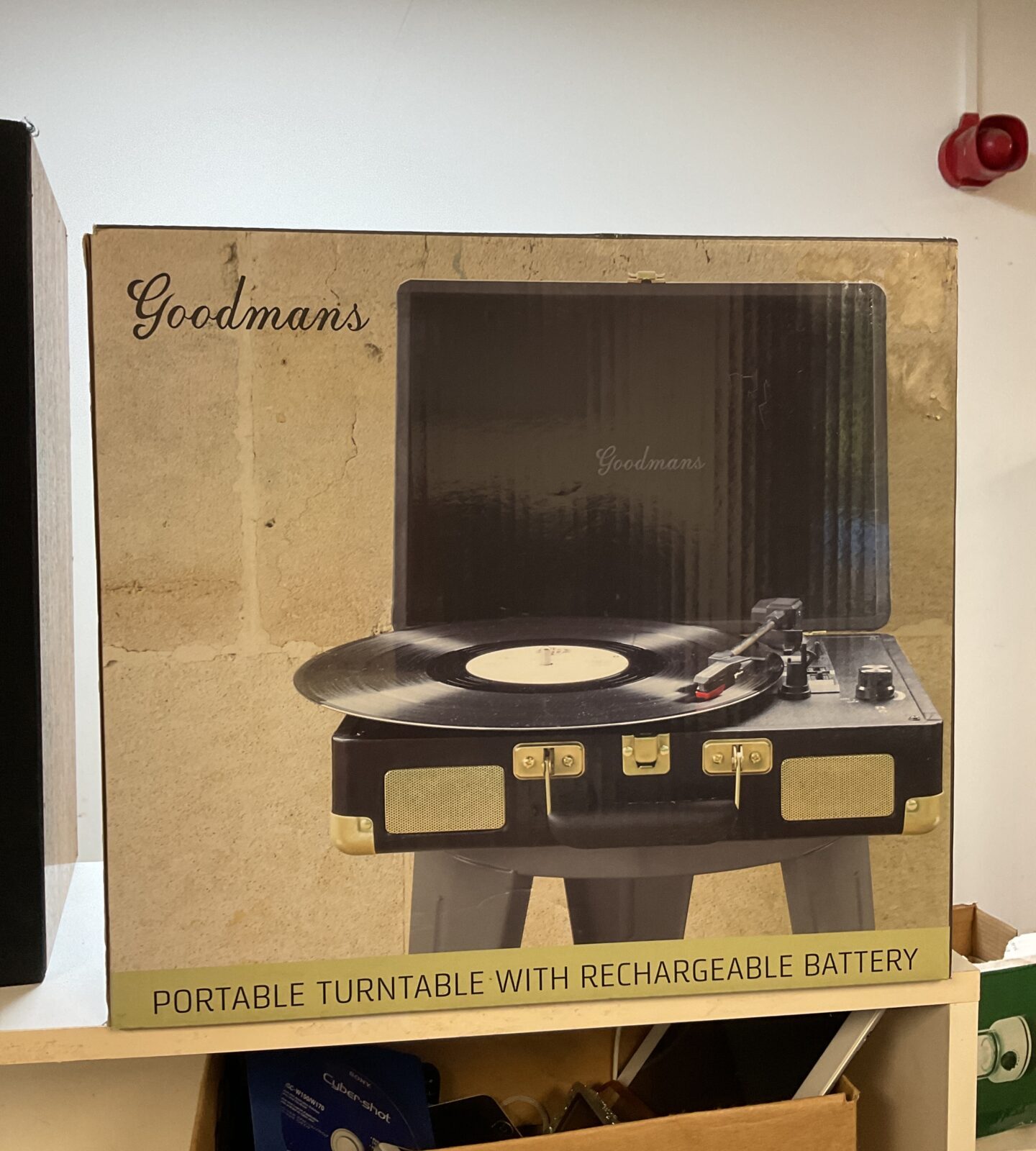Goodmans portable turntable with rechargeable battery