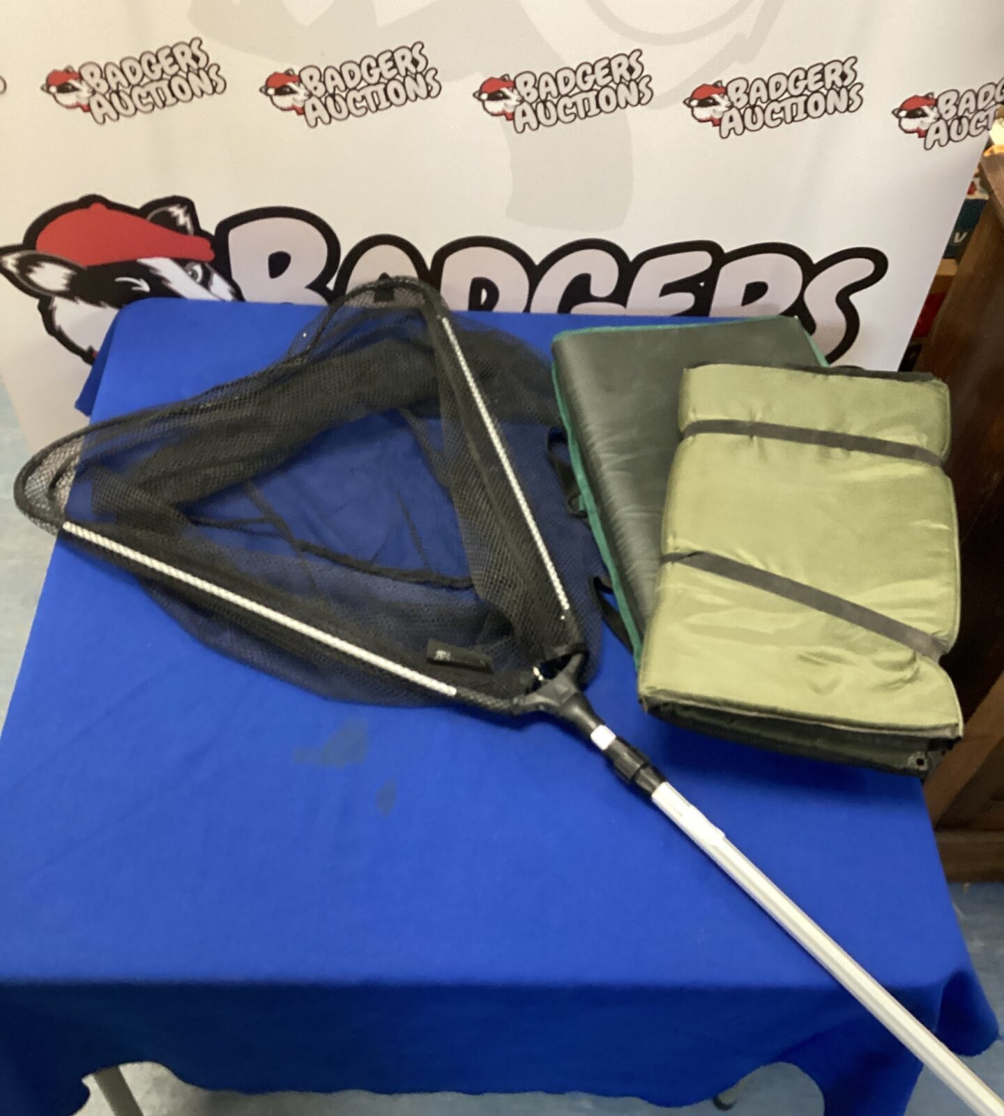 Fishing net with two unhooking mats