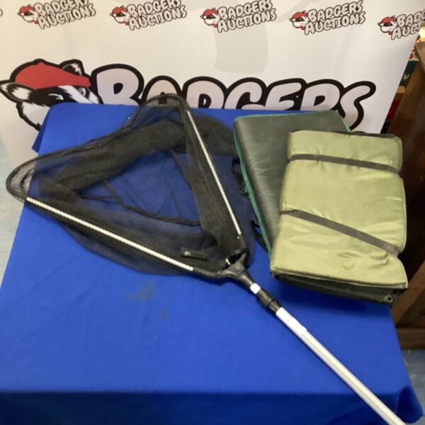 Fishing net with two unhooking mats