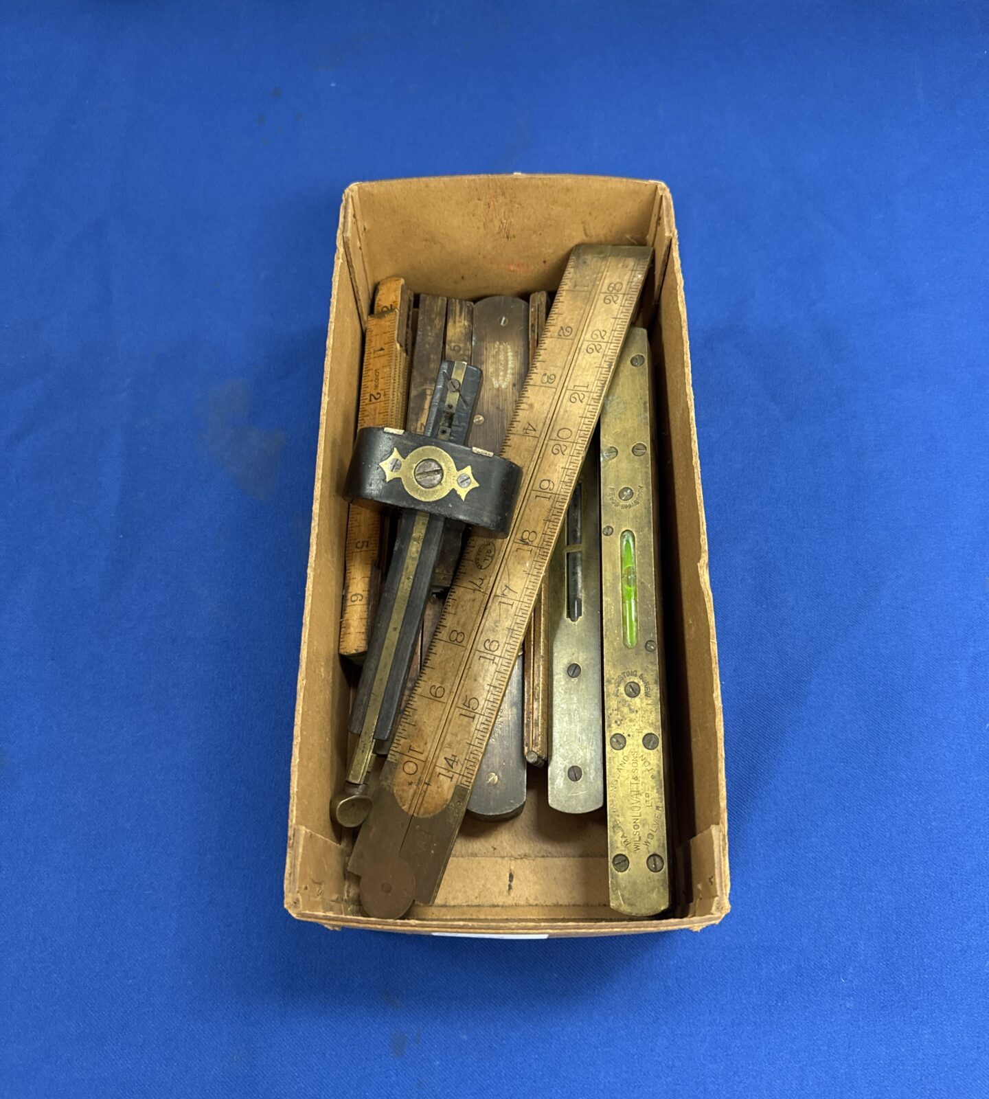 Small box of vintage woodworkers items inc rulers & spirit levels