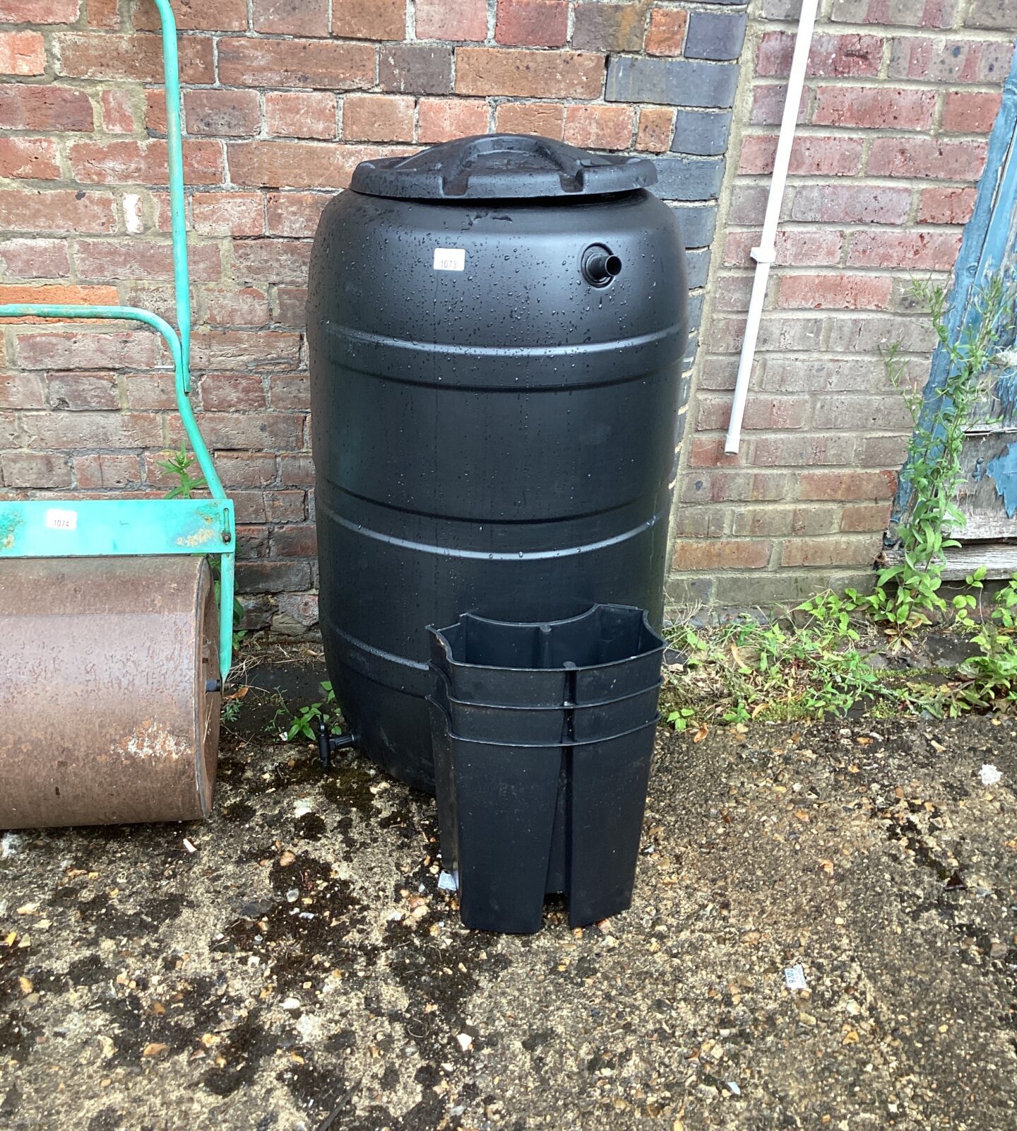 Plastic Water Butt with feet and tap