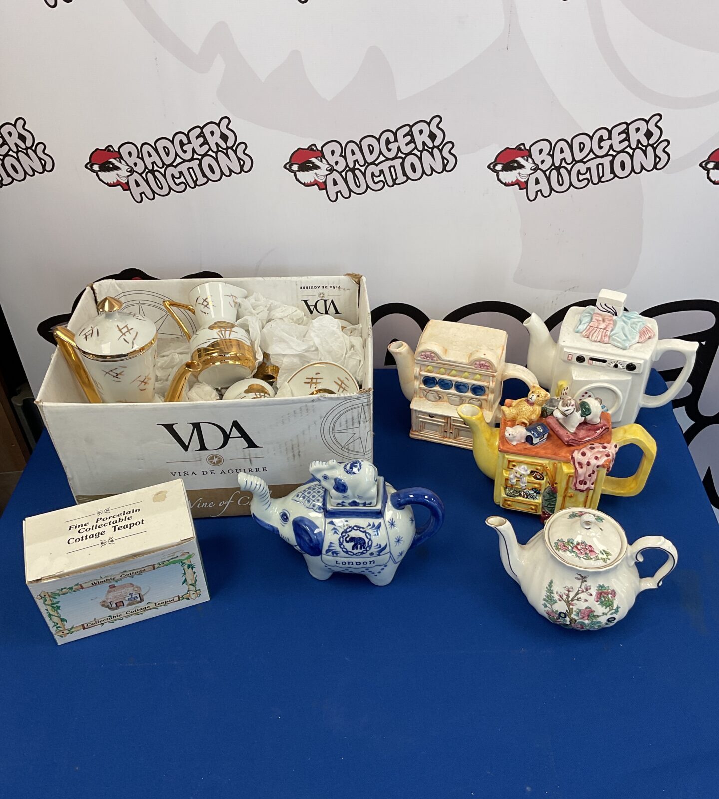 Collection of novelty teapots & Japanese teaset