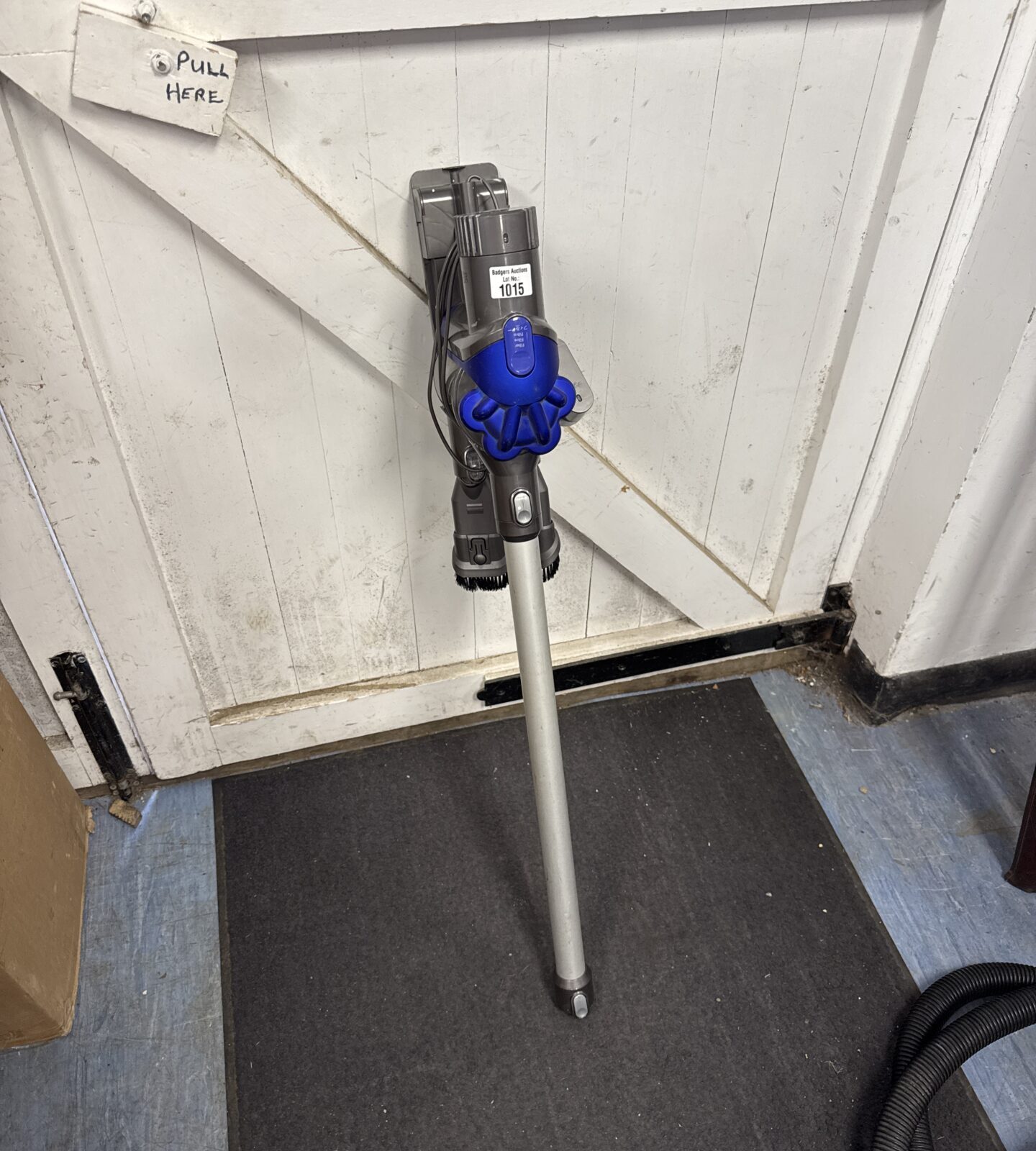 Dyson cordless hoover with attachments & charger - no head, powers on