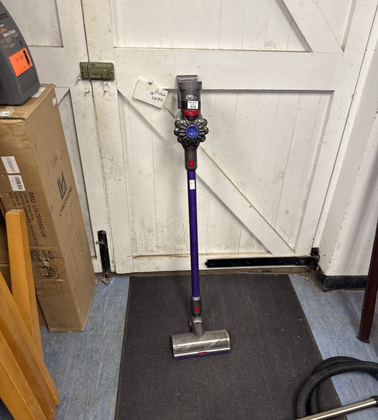 Dyson cordless hoover - untested, battery light flashing, no charger