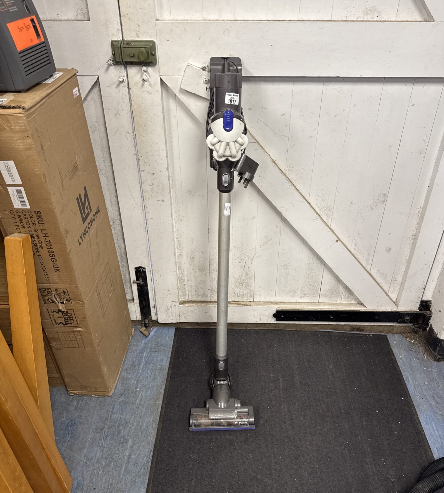 Dyson cordless hoover with charger - powers on