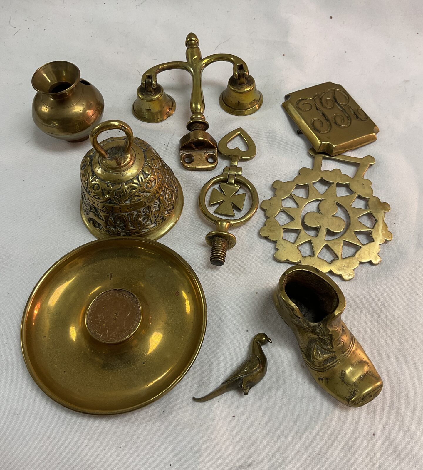 A collection of antique brass items to include horse brasses