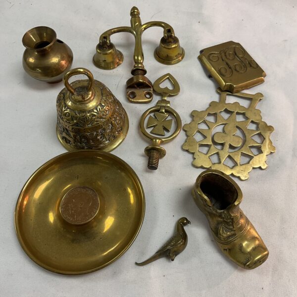A collection of antique brass items to include horse brasses