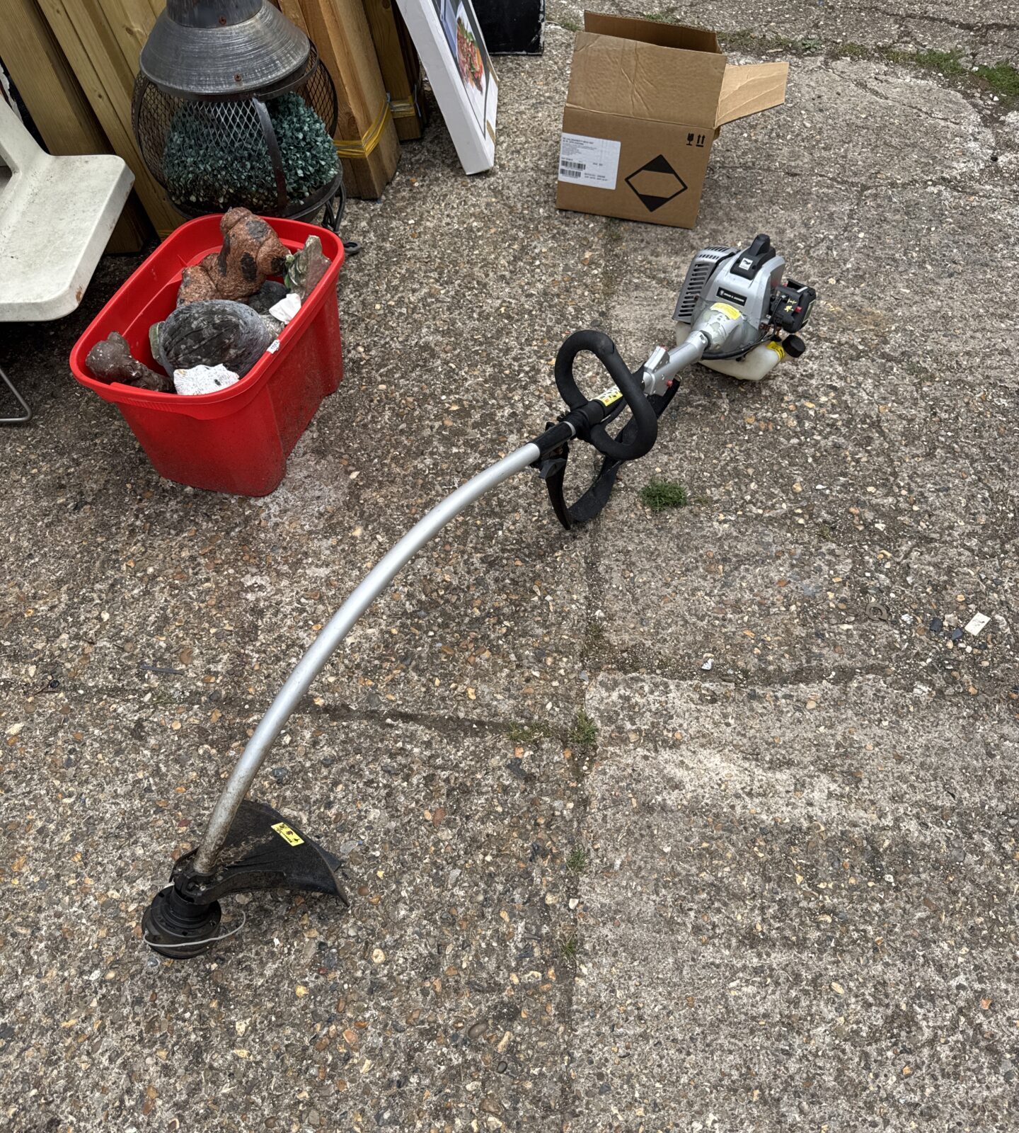 Spear & Jackson petrol strimmer - has compression, untested further