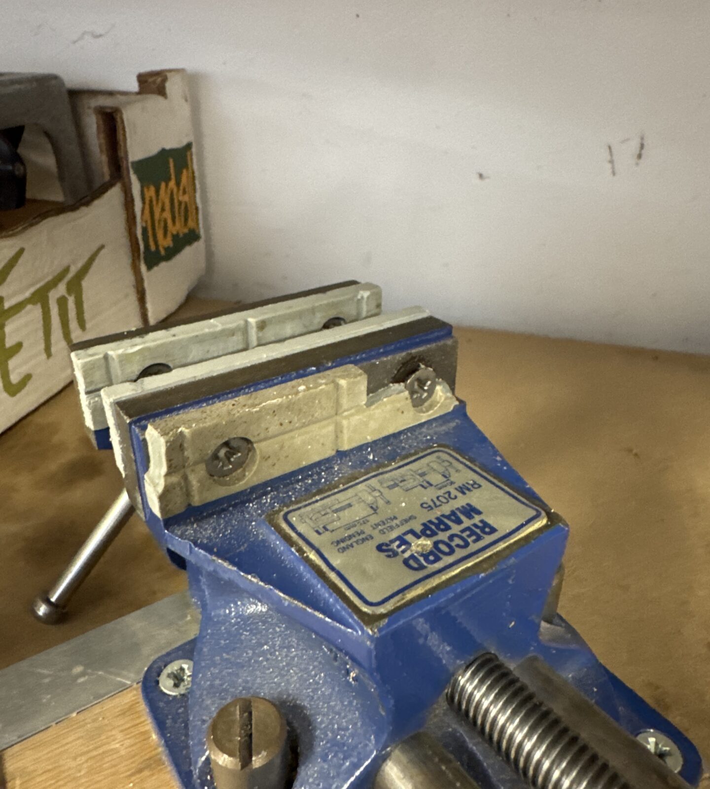 Record marples rm2075 bench vice - damage to plastic liner - Image 2