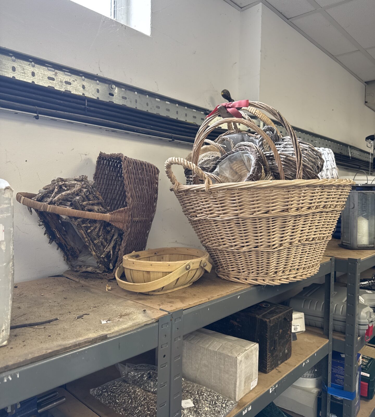 Quantity of assorted baskets inc wicker & hanging