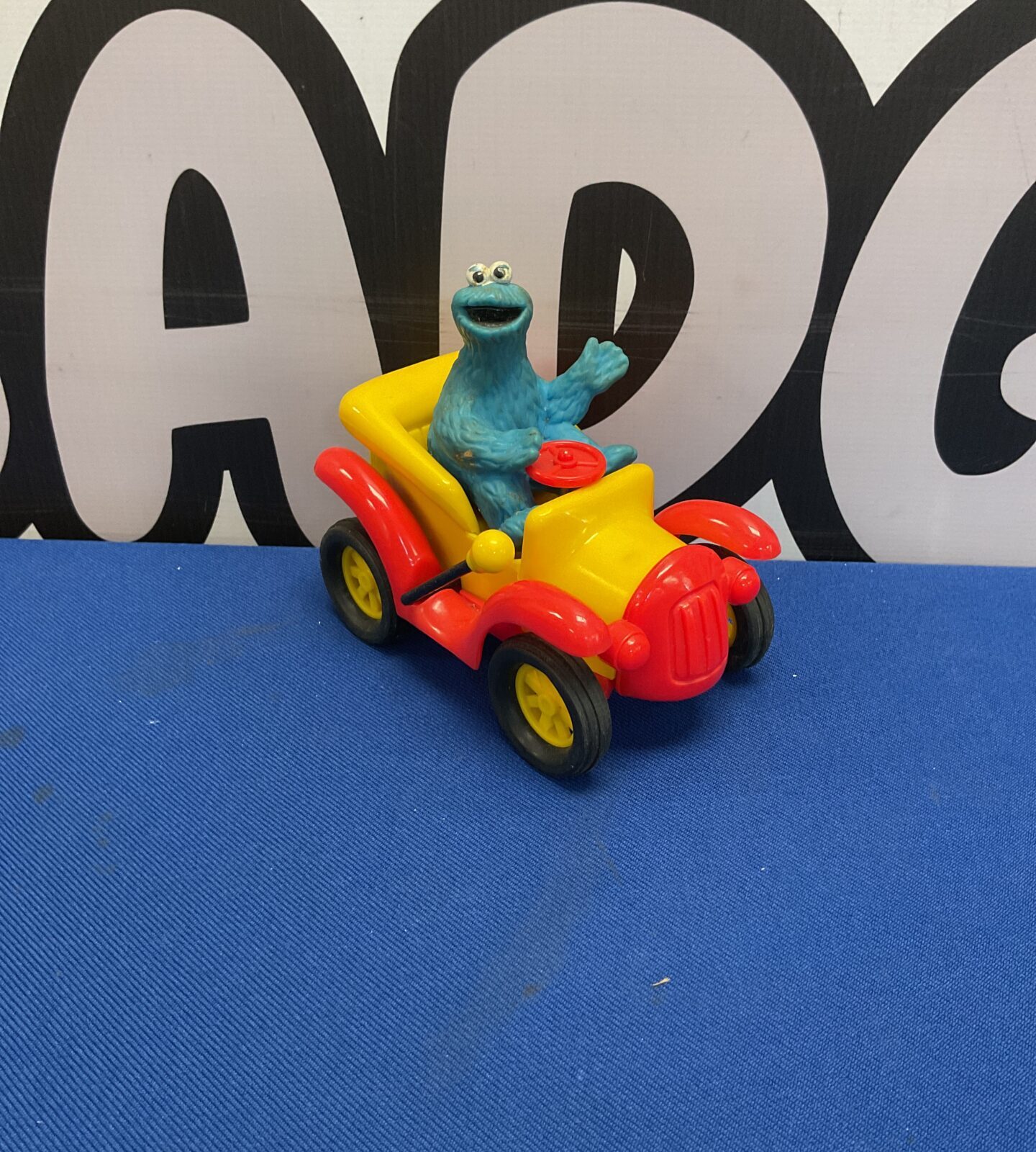Retro 1990 lledo sesame street cookie monster pull back car