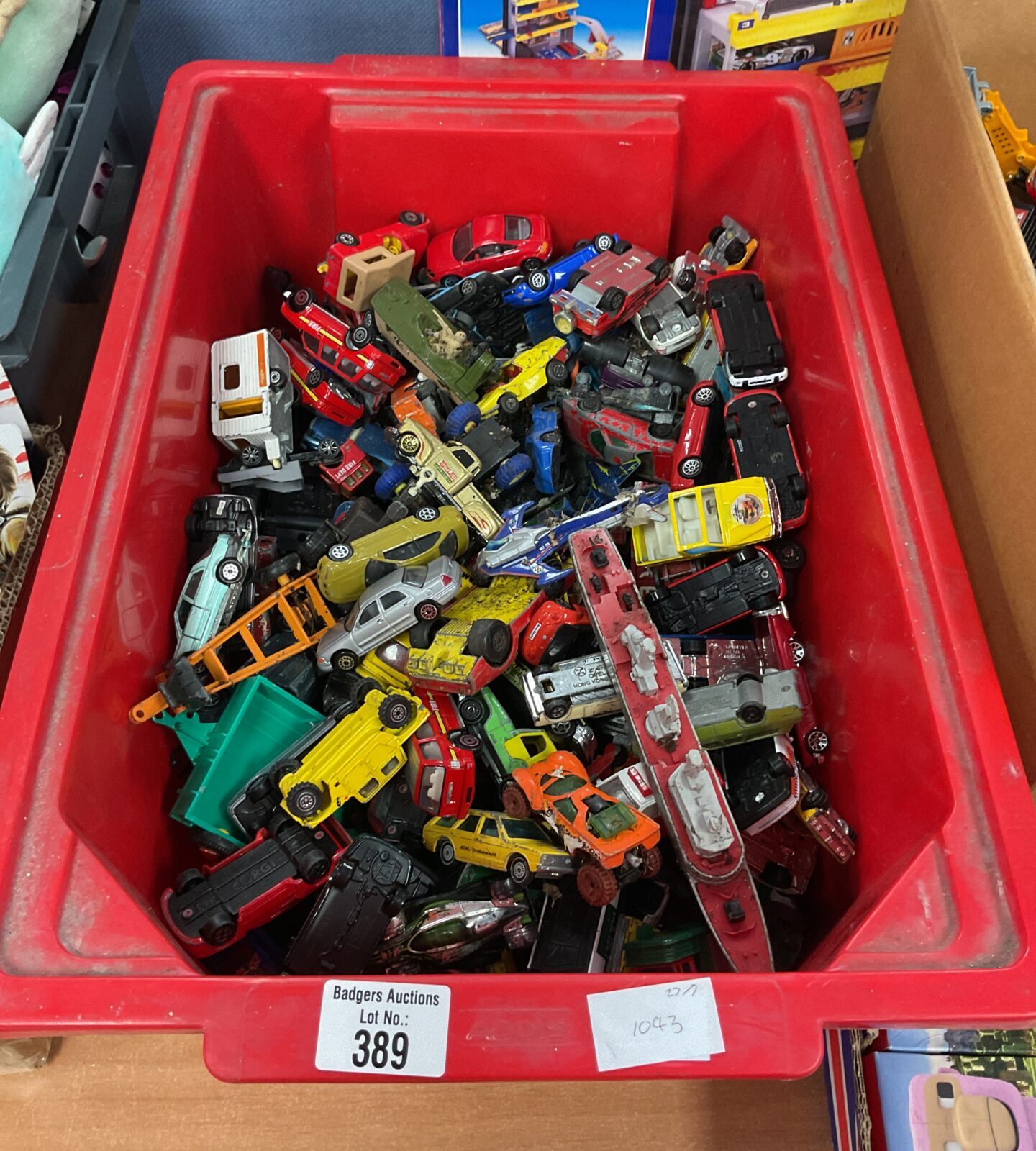 Box of mixed diecast models inc vintage and dinky