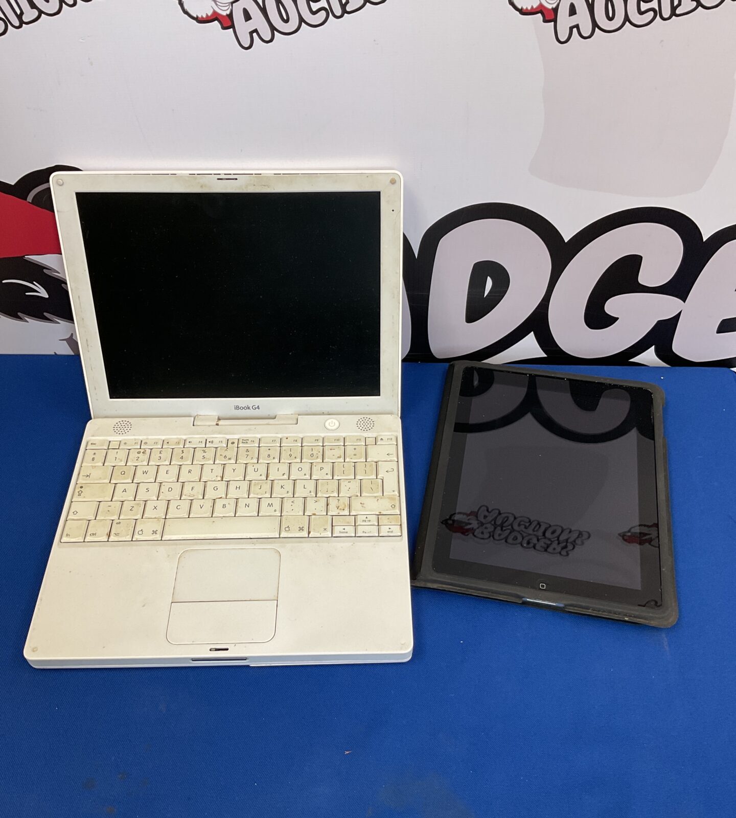 Apple ibook g4 laptop & apple ipad