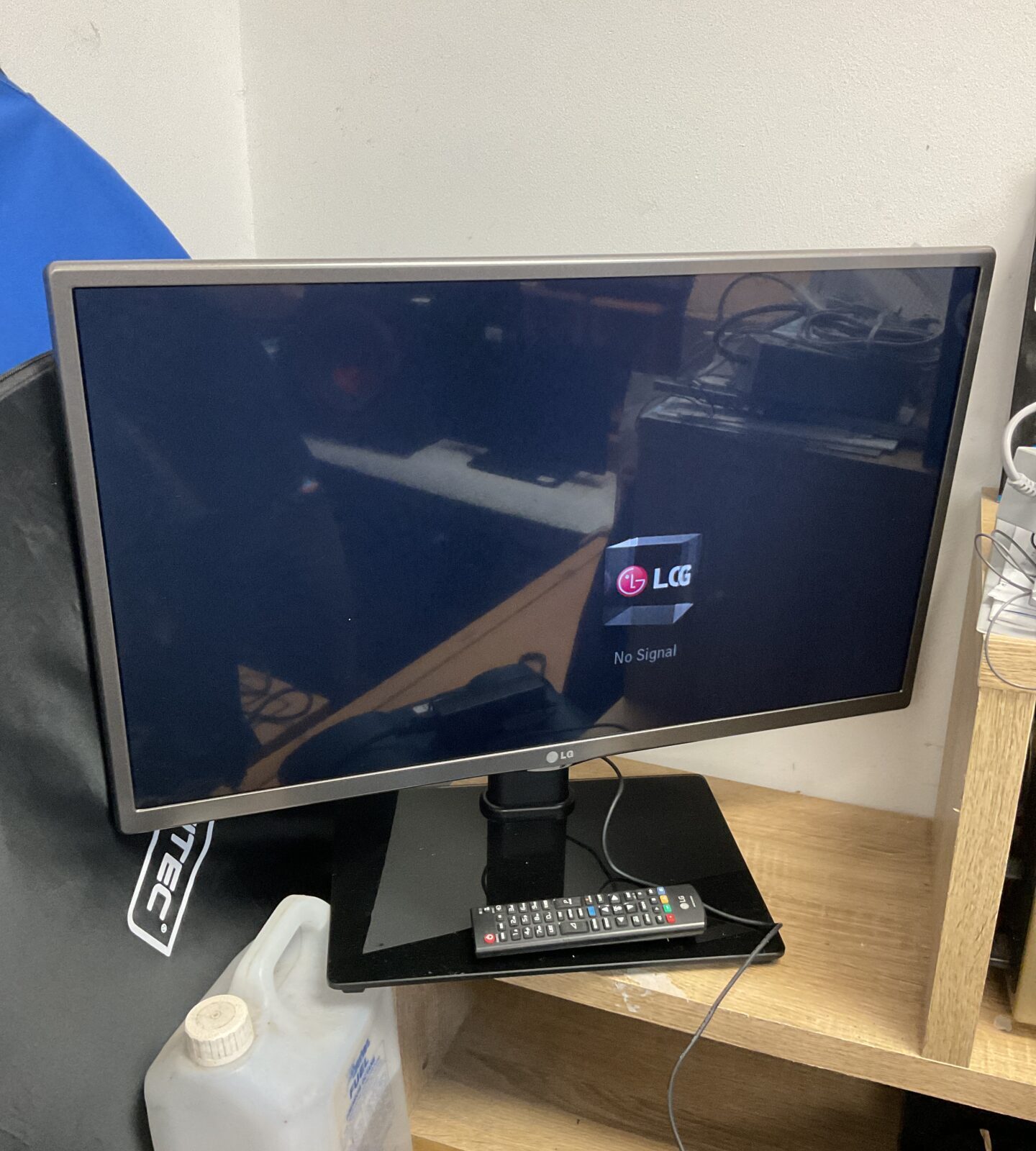 Lg 28” 4k smart tv working with remote