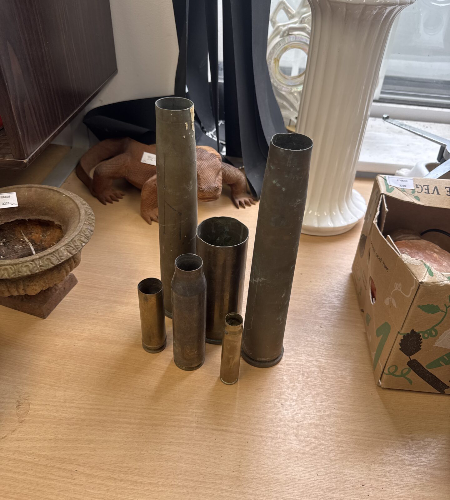 Six assorted vintage cannon shells inc three ww2 dated